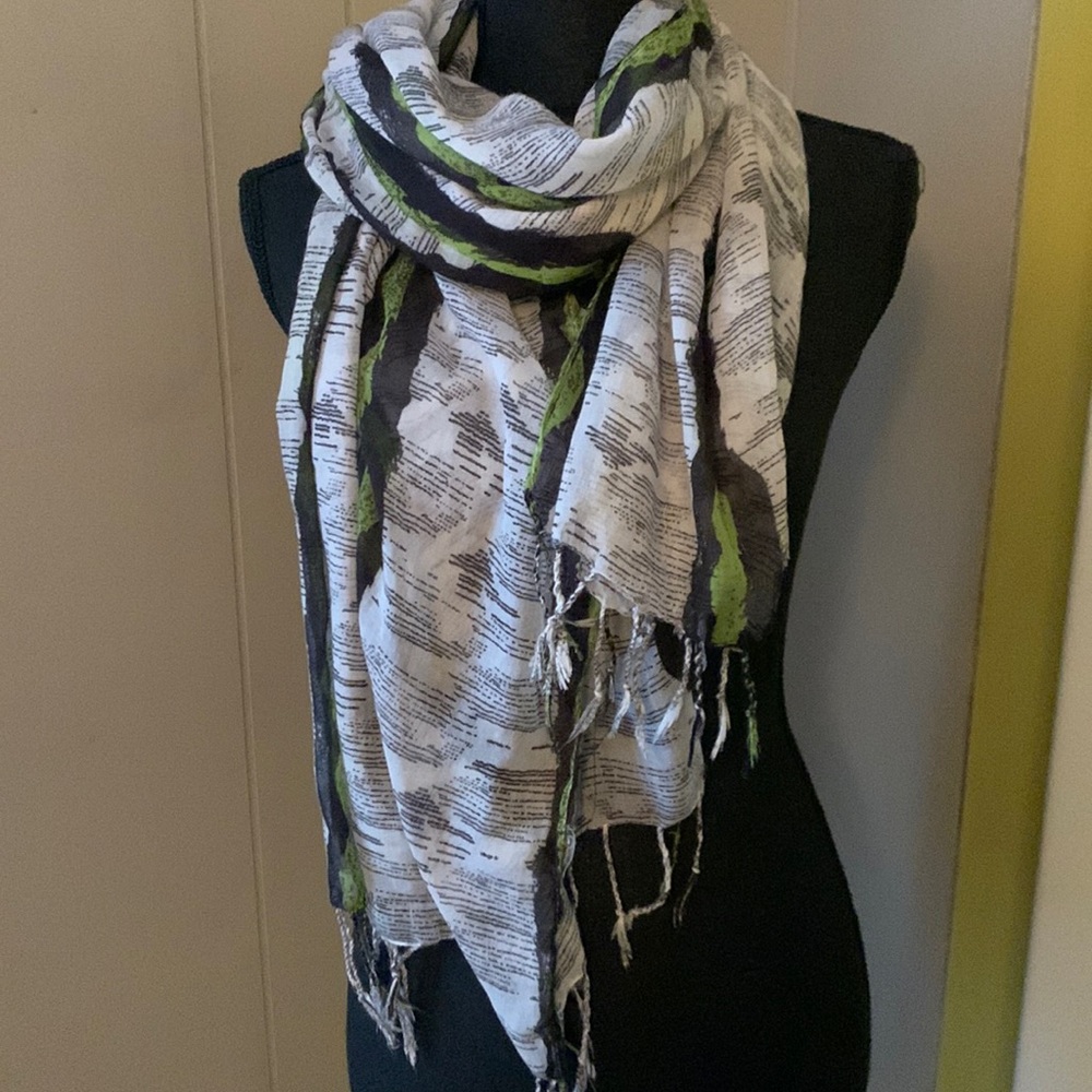 🧡 4/$15 Green Black and White striped scarf